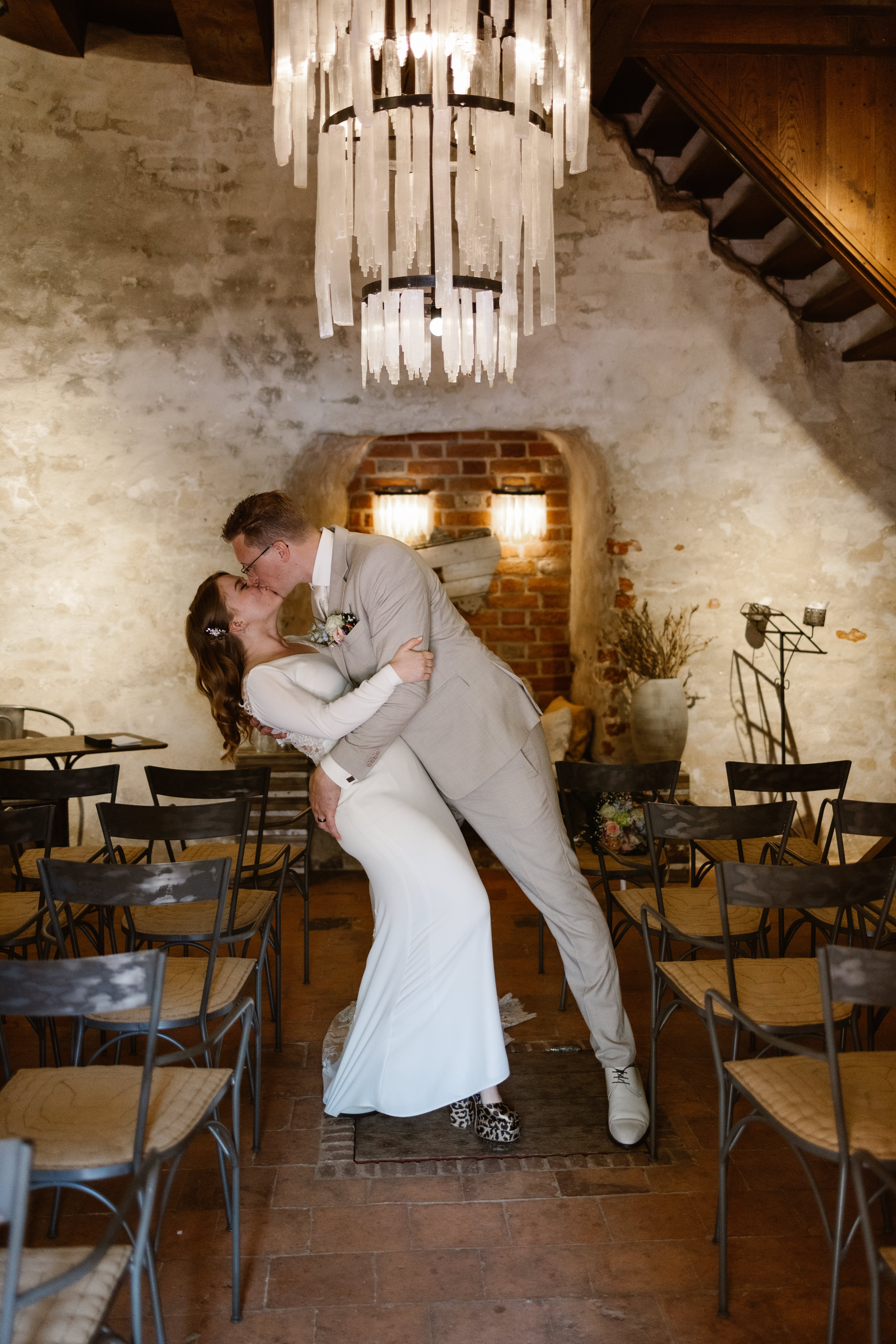 julia in haar trouwjurk met haar man